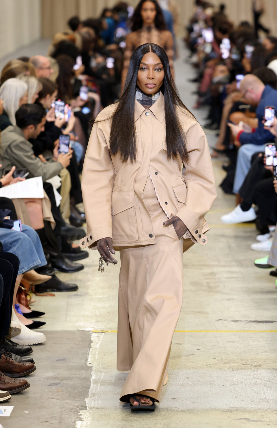 Naomi Campbell in einem klassischen Burberry-Look