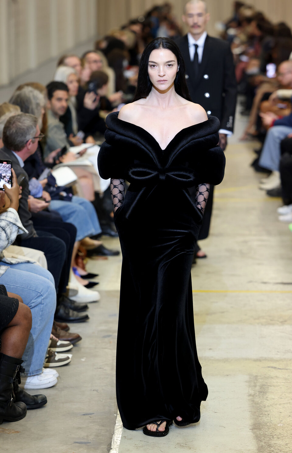 Mariacarla Boscono in einem schwarzen Off-Shoulder-Dress