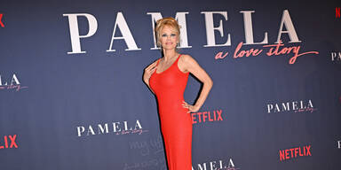 Netflix-Bombe Pam im roten Baywatch-Look