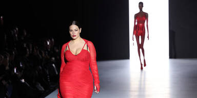 Doppelmoral: Plus Size Model Ashley Graham läuft für die Dolce&Gabbana Fashion Show in Mailand. Gleich dahinter: ein dürres Model. Der Kontrast spricht für sich. 