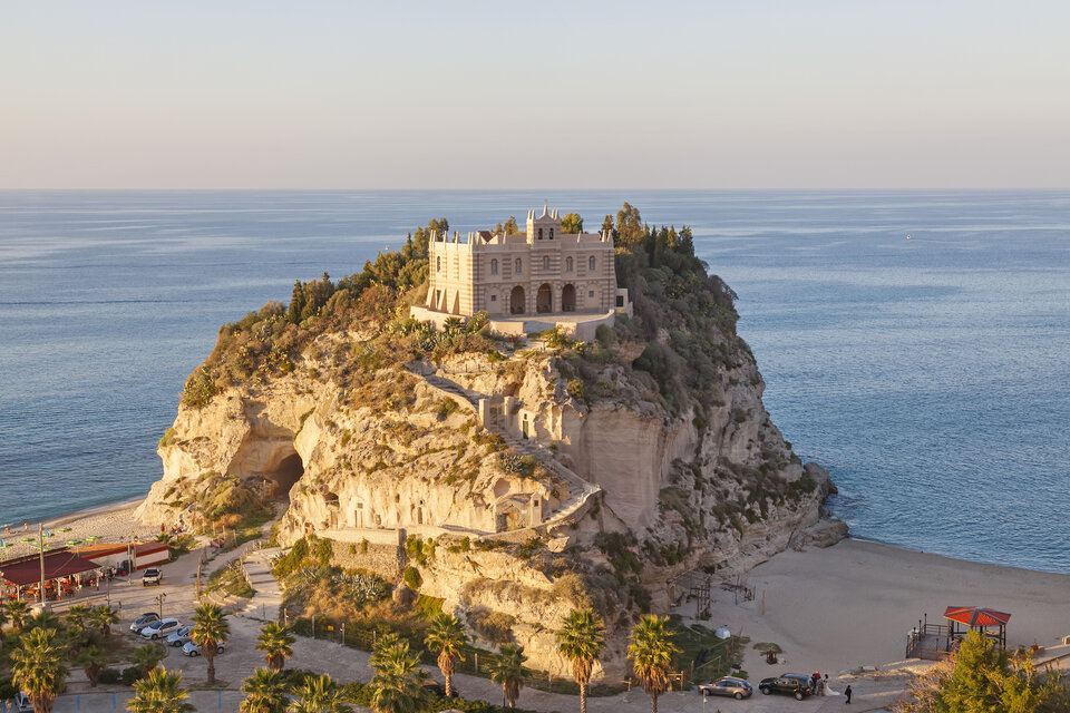 Santuario di Santa Maria dell'Isola di Tropea - Wallfahrtskirche aus dem Mittelalter mit sensationellem Meerblick.