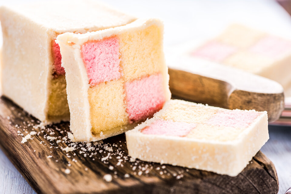 Der Battenbergkuchen ist ein Biskuitkuchen, der aus einer ungefärbten und aus einer meist rosa gefärbten, im Querschnitt quadratischen Biskuitstange so gefertigt wird, dass der Kuchen nach dem Aufschneiden sein charakteristisches Schachbrettmuster zeigt. Ummantelt wird der Kuchen von einer dünnen Marzipanschicht.