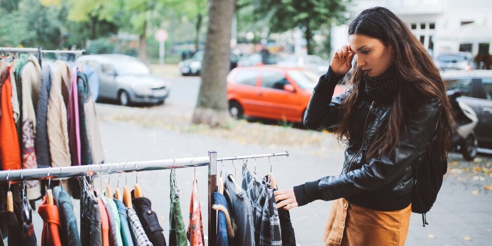 Frau shoppt Second Hand