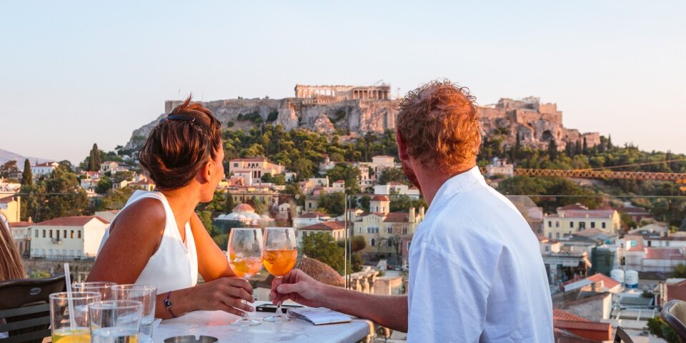 Ehepaar in Restaurant vor Akropolis