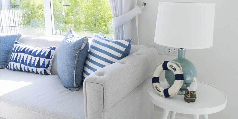 Couch und Tisch im maritimen Einrichtungsstil