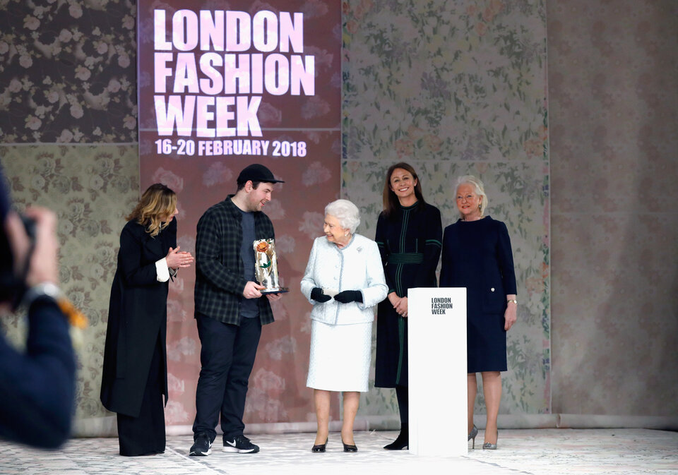 Queen Elizabeth zeichnet den Designer Richard Quinn an der London Fashion Week im Jahr 2018 mit dem «Queen Elizabeth Award für britisches Design» aus.