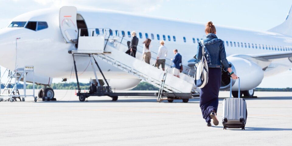 Frau steigt in Flugzeug