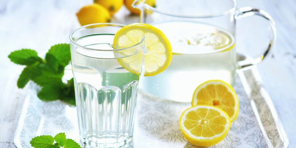 Wasser mit Zitronen