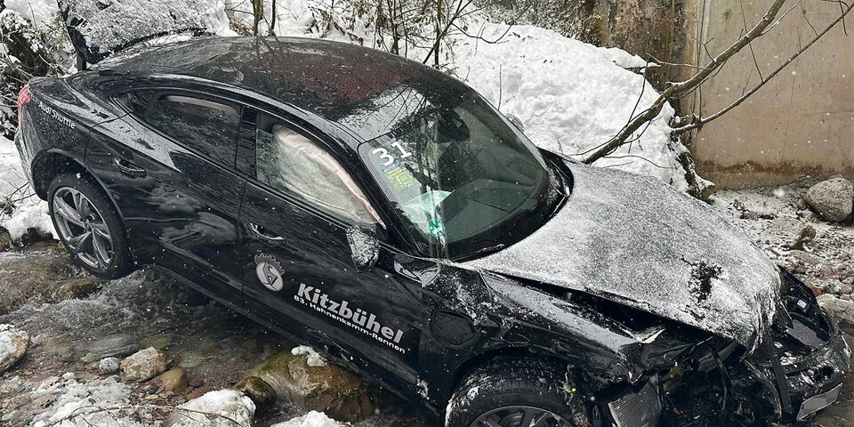 Kitz-Shuttle stürzt in Bach