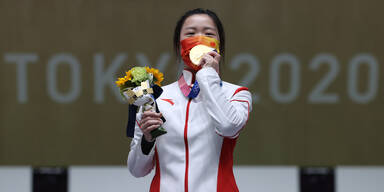Chinesin Qian Yang küsst ihre Goldmedaille (Luftgewehr-Bewerb) bei den Olympischen Sommerspielen 2020