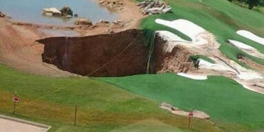 Irre! Riesiges Loch auf Golfplatz