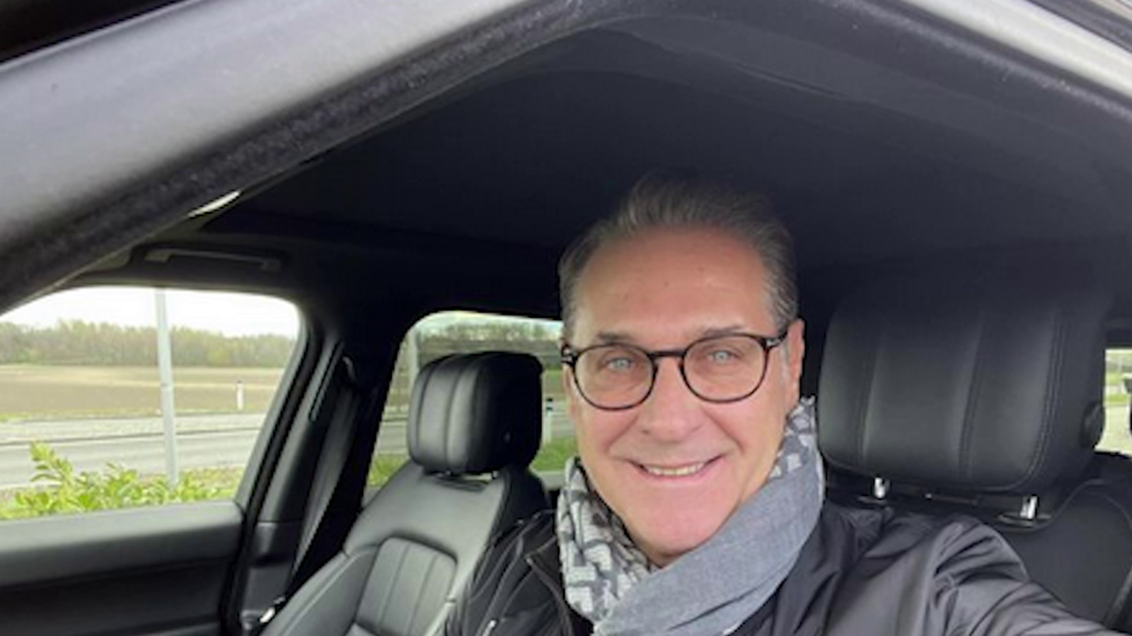 HC-Strache: Protz-Selfie mit fetter Luxus-Karre - oe24.at