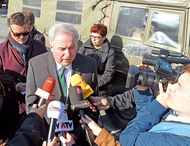 20.000 stürmen unsere Grenze