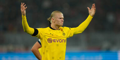 Erling Haaland (Dortmund) reißt die Arme in die Luft