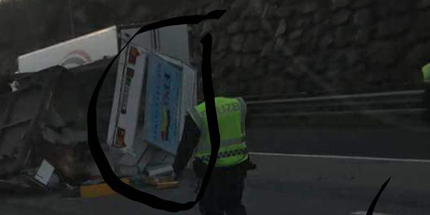 FPÖ-Wahlkampfwagen baut Crash auf der A1