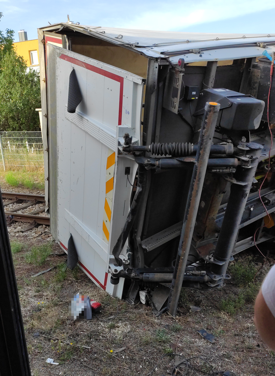 Lkw crasht mit Zug vor Korneuburg
