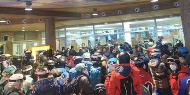 Schock-Bilder: Massen drängen sich in Talstation | Mega-Ansturm auf Ski-Gebiete