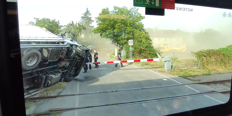 Lkw crasht mit Zug vor Korneuburg