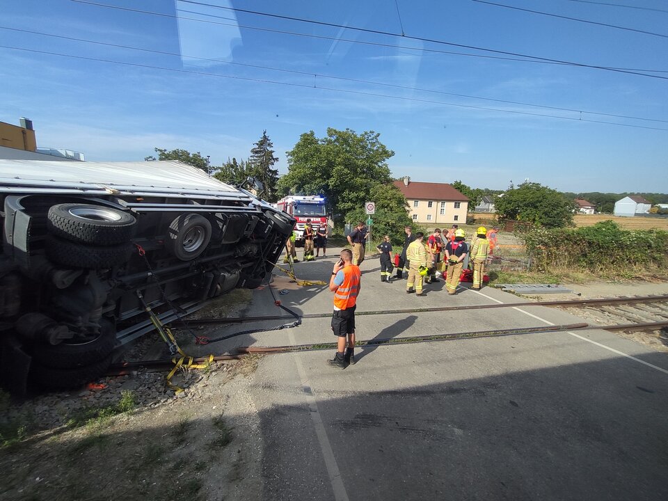 Lkw crasht mit Zug vor Korneuburg