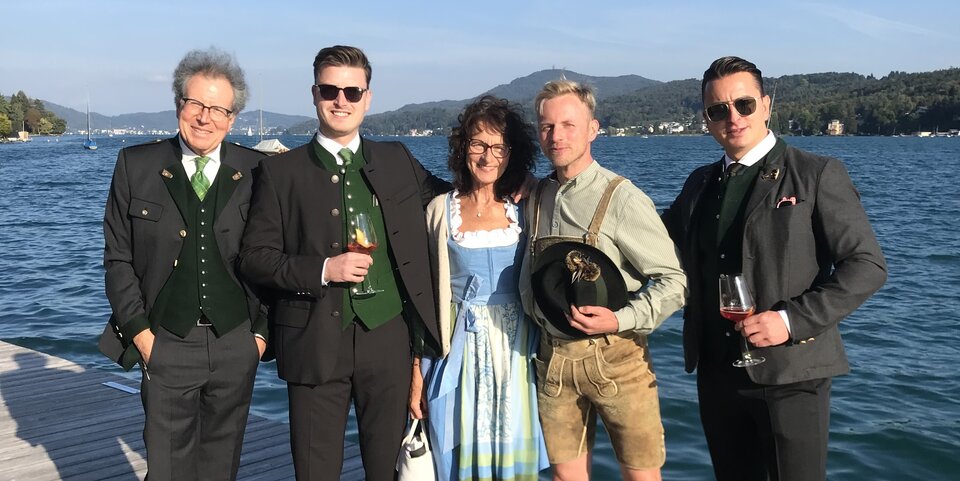 Familientreff am Wörthersee. Huberta mit ihrem Mann Gert (li.) und ihren Söhnen (v. li.) Unternehmer Toni, Tänzer Willi und Musiker Andreas.