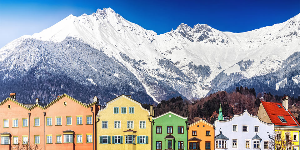 Innsbruck traditionelle Gebäude vor Bergen