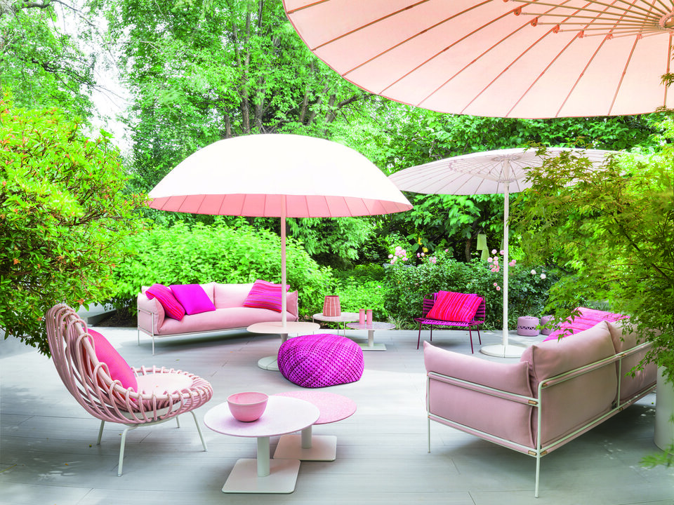 Die pastellfarbenen Canvas Sofas in Kombination mit den Berry Poufs in knalligem Magenta erzeugen ein märchenhaftes Bild. paolalenti.it