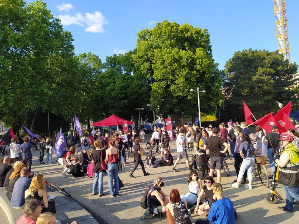 Linke Jugendgruppen demonstrieren gegen das Platzverbot im Wiener Resselpark
