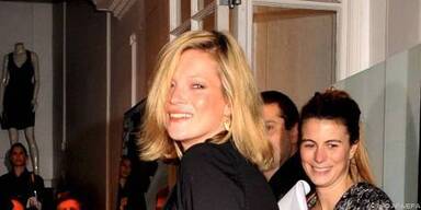 Kate Moss übt schon beim Karaoke