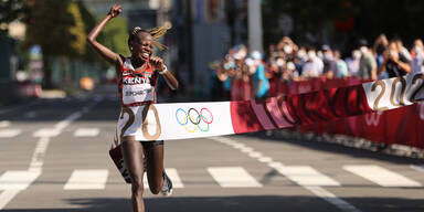 Marathonläuferin Peres Jepchirchir jubelt im Ziel bei Olympia