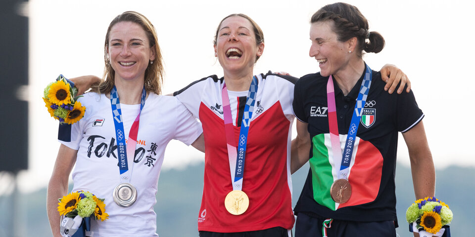Strahlende Siegerin: Anna Kiesenhofer (Mitte) mit Silber-Gewinnerin Annemiek van Vleuten &