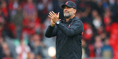 Liverpool-Coach Jürgen Klopp apllaudiert den heimischen Fans an der Anfield Road