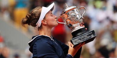 Barbora Krejcikova küsst ihre erste Trophäe der French Open