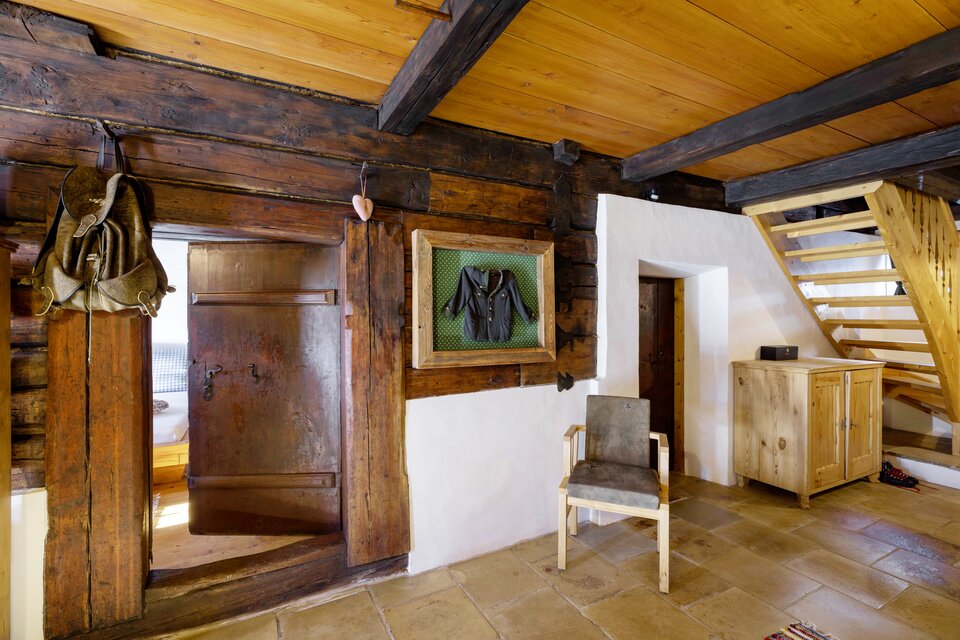 Mit Liebe und Demut ließ der Musiker das Haus in der Ramsau herrichten. Im Vorzimmer hängt der – eingerahmte – Trachtenjanker, den er als Zweijähriger trug.