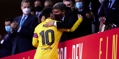 Barcelona-Präsident Juan Laporta umarmt Superstar Lionel Messi