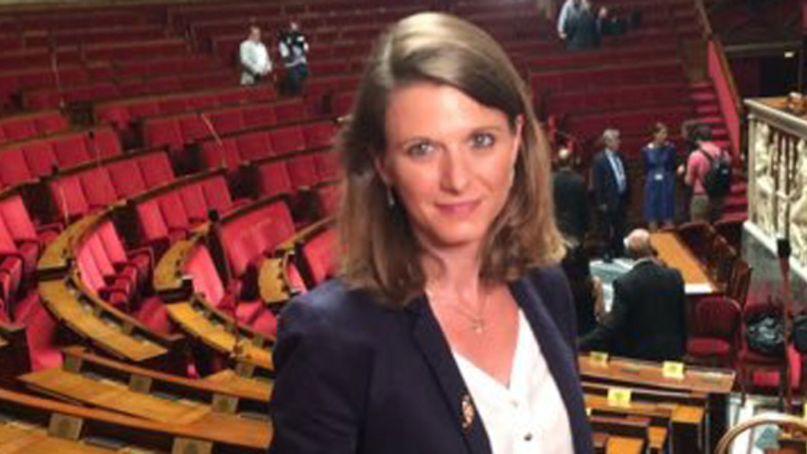 Hübsche Politikerin (33) verteilt Flugblätter - und bekommt eine