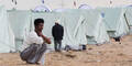 Ein libyscher Flüchtling vor einem Lager in Tunesien