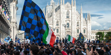Tausende Inter-Mailand-Fans feiern am Domplatz