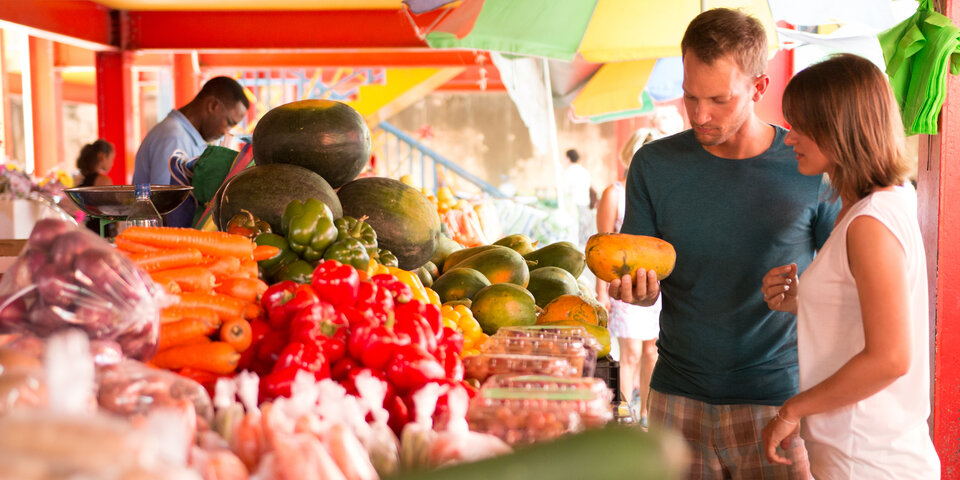 Mann und Frau kaufen Früchte am Markt
