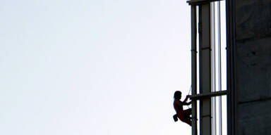 Mann-klettert-auf-Turm_AP