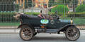 Ehepaar mit 100 Jahre altem Auto auf Weltreise