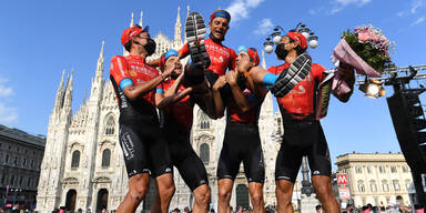 Tour de France: Etappensieger Matej Mohoric lässt sich von seinen Teamkollegen auf den Schultern tragen