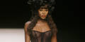 Naomi Campbell: Nackte Brüste bei Paris Fashion Week