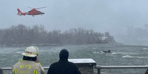 Auto knapp vor Niagarafällen ins Wasser gestürzt