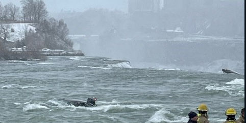 Auto knapp vor Niagarafällen ins Wasser gestürzt