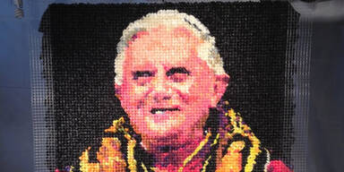 "Eggs Benedict": Künstlerin schuf Papst-Porträt aus 17.000 Kondomen