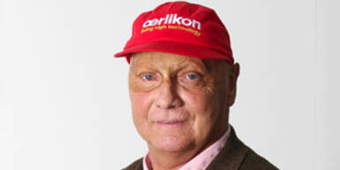 Niki Lauda schenkt sein rotes Kapperl her