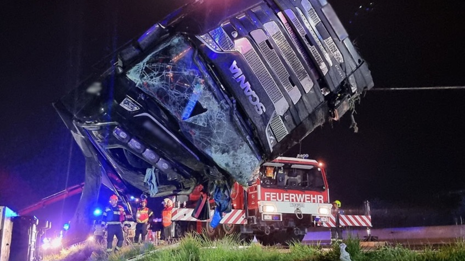 Lkw-Sattelzug Stürzt Auf Der A2 In Graben - Oe24.at