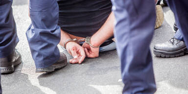 Enns: ''Offizier'' ging mit Messer auf Polizisten los | Festnahme