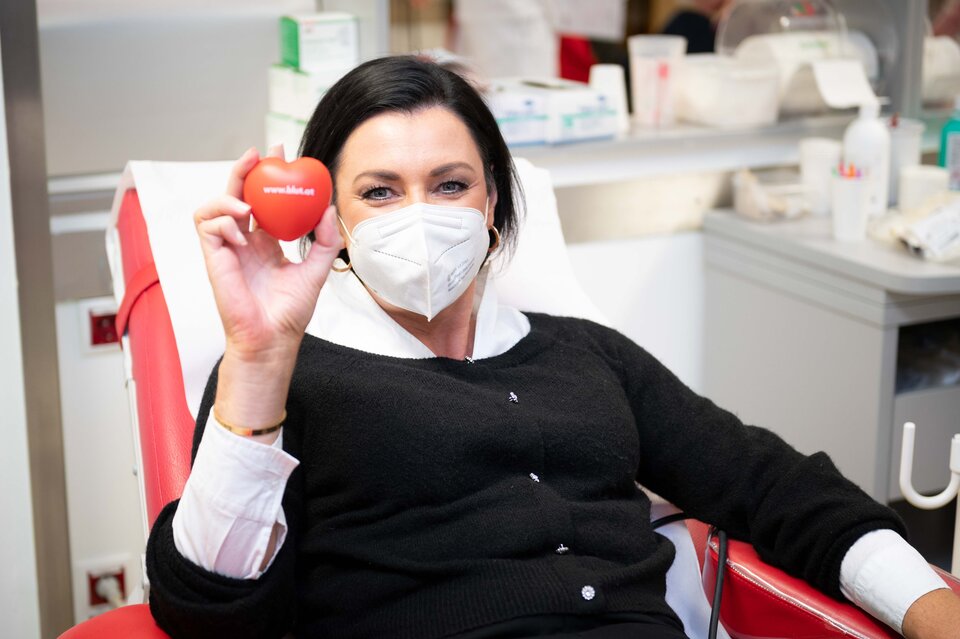 Ministerin Köstinger ruft zum Blutspenden auf