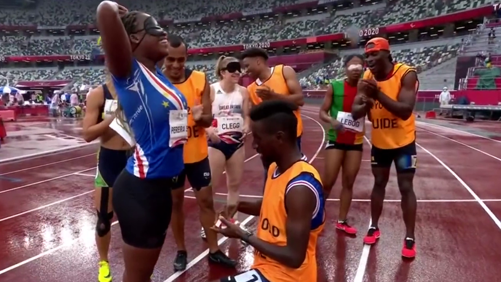 Paralympics Guide hält um Hand seiner Läuferin an oe24.at